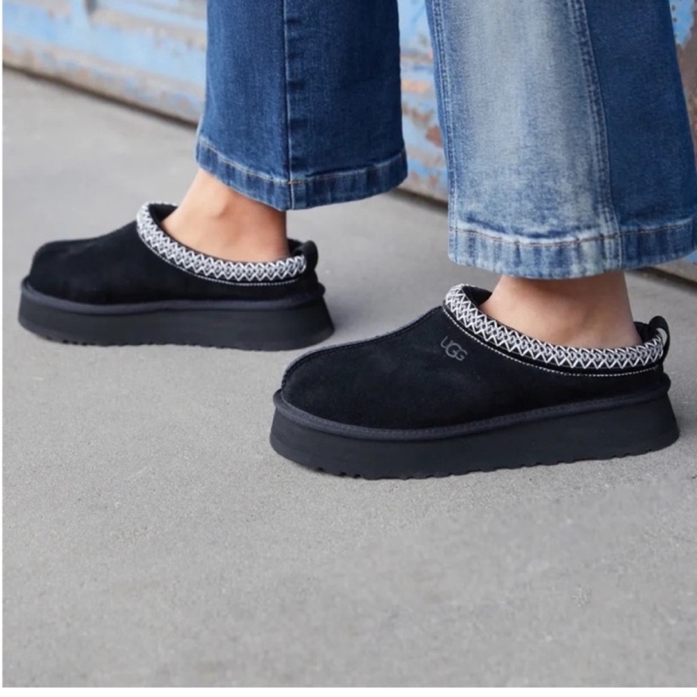 UGG Tazz women size 10 
BestSeller/gently worn 
Color. Black
